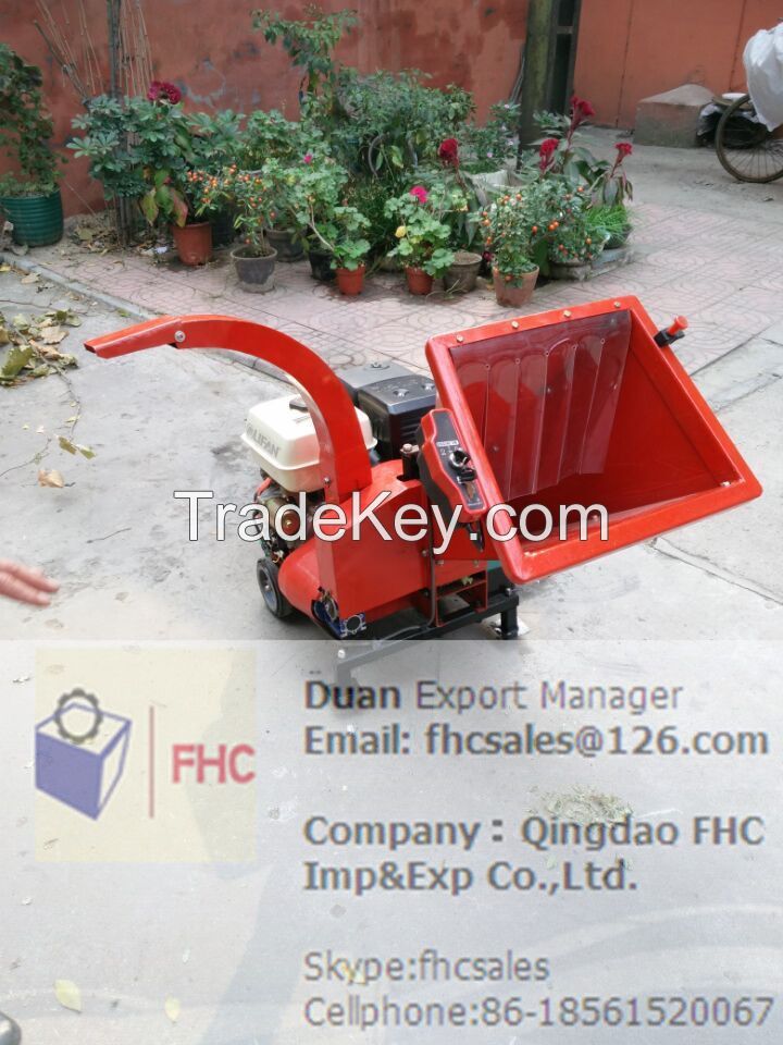 Auto feeding wood chipper