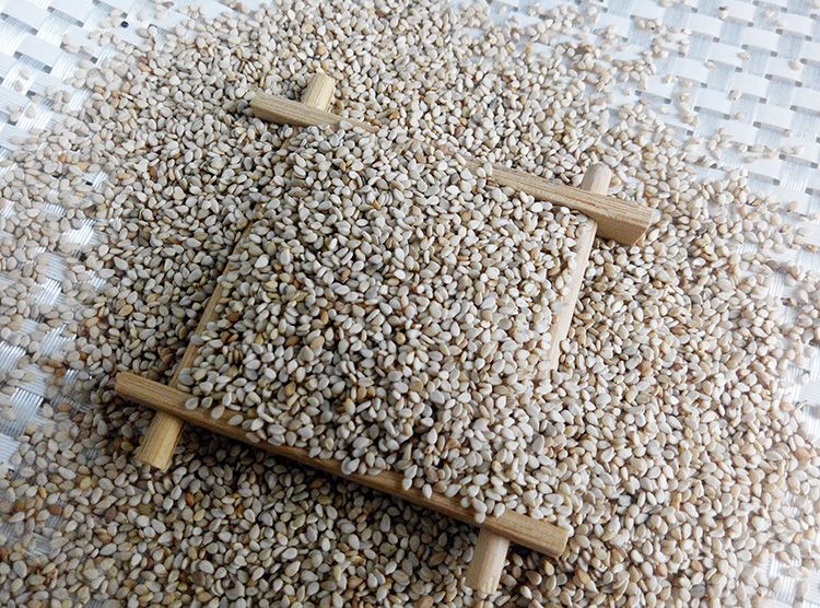 White sesame seeds