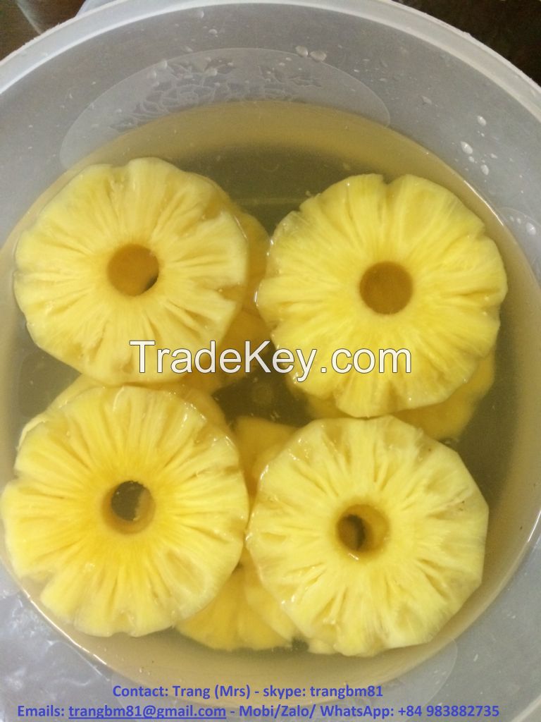 Canned pineapple tidbits cutting