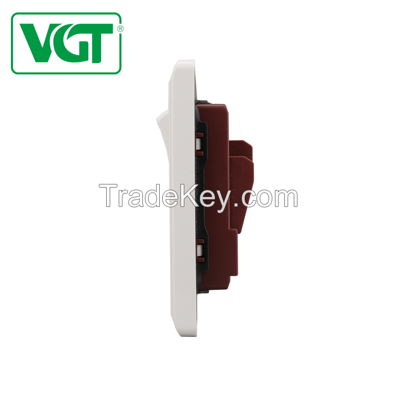 High Quality PC 13 A switch socket with neon