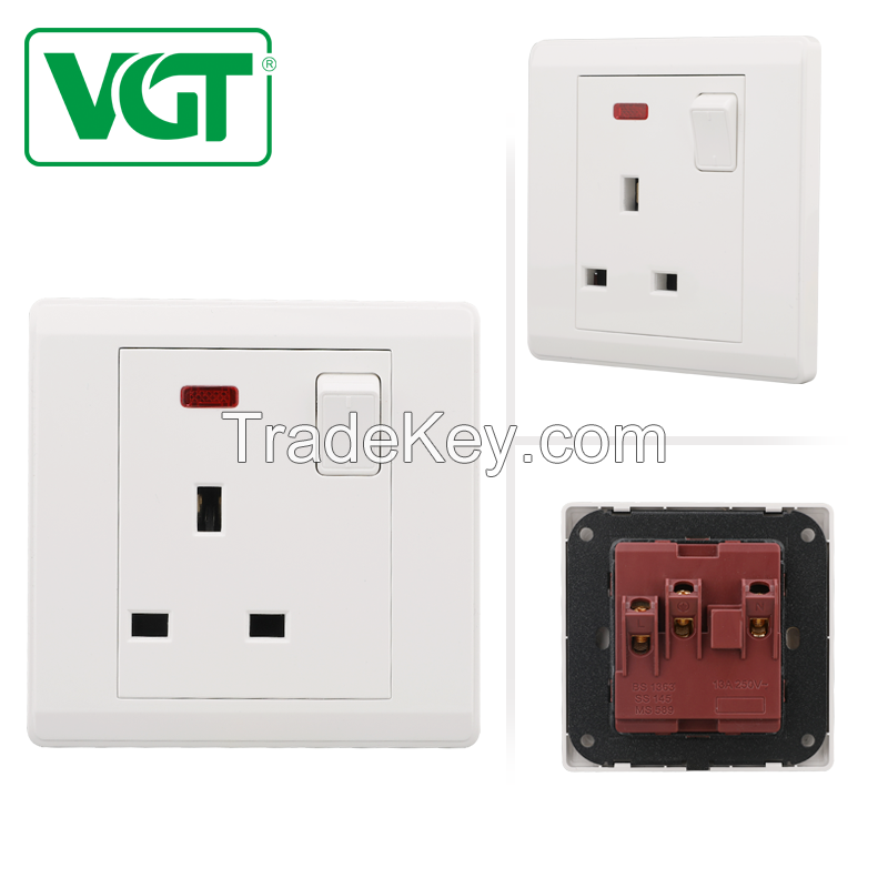 High Quality PC 13 A switch socket with neon