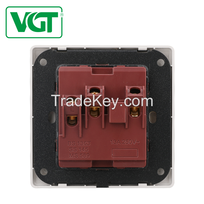 High Quality PC 13 A switch socket with neon