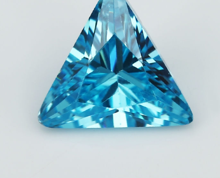 Triangular right-angled colored zircon combined into cubic zirconia