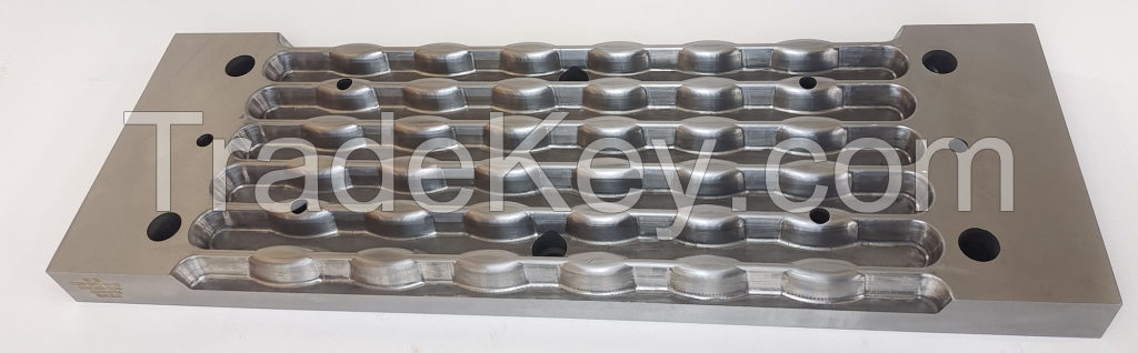 Rail plate drawing and flanging die