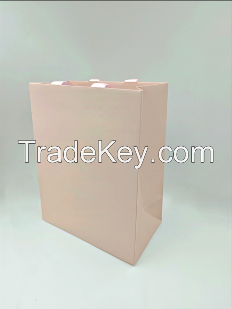 Wholesale Luxury Gift Printed Kraft Handle Paper Bag Recyclable Retail Clothing Brand Logo Custom Shopping Packaging Bags