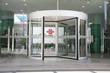 Automatic revolving door