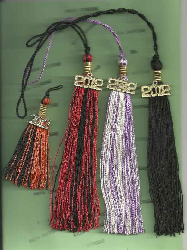 GRADUATION TASSEL WITH YEAR CHARM