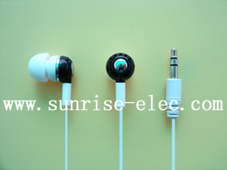 black earphone