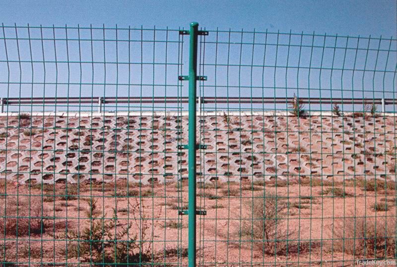 Welded wire mesh fence