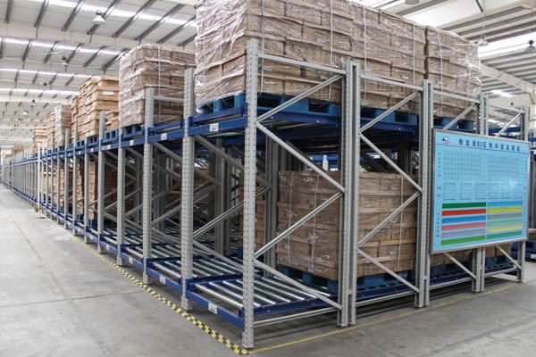 Gravity pallet racking