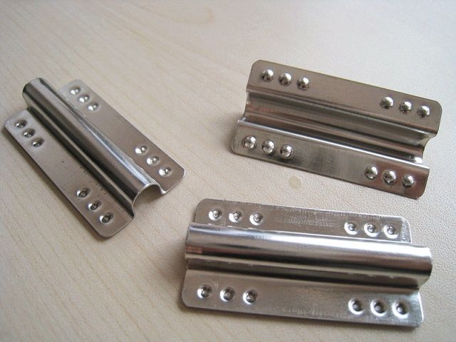 Metal clips for paint cans