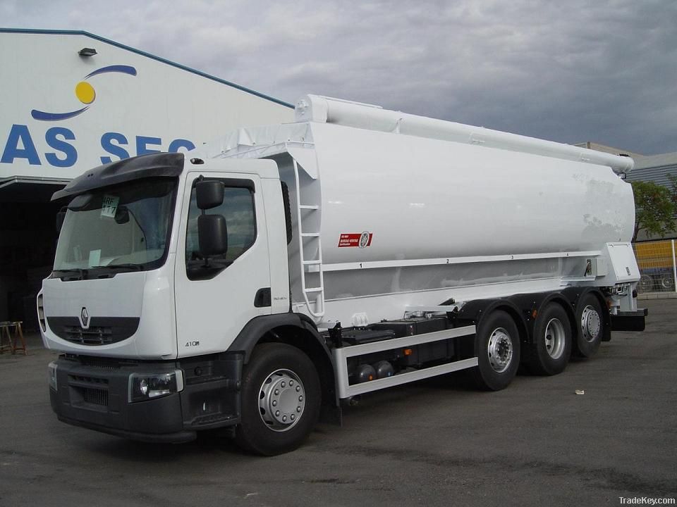 Truck with bulk feed tank for animals