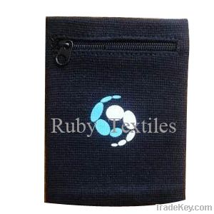 Wristband wallet with zipper