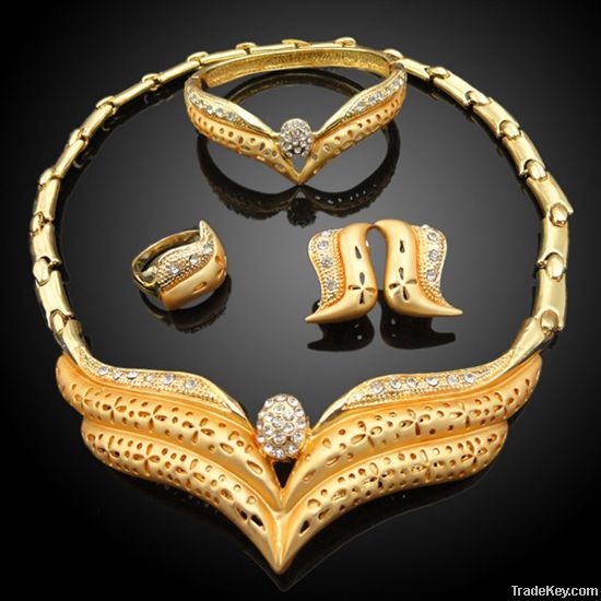 italian noble woman party show gold jewelry sets