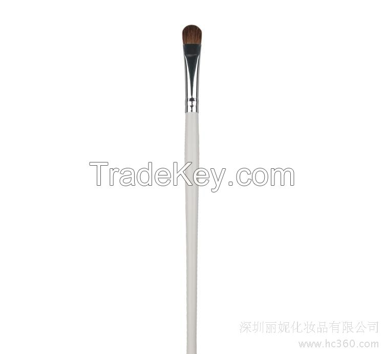 eye shadow brush