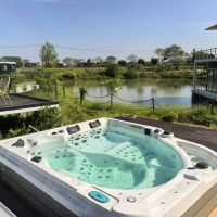 Luxury Jacuzzi Hot Tub For 7