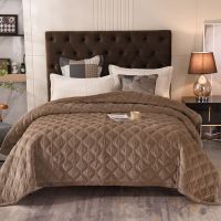 Wholesale Ultra Soft Velvet Bedspread Cozy Warm Stitching Quilt Classic Bed Blanket for All Season