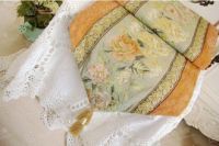 Graceful flower pattern Table-runner